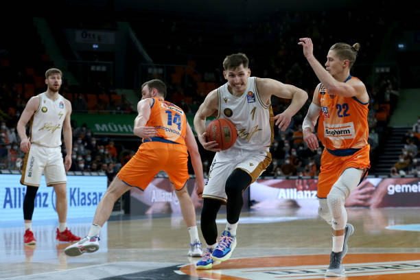 牢锁定在球 牢锁定在球